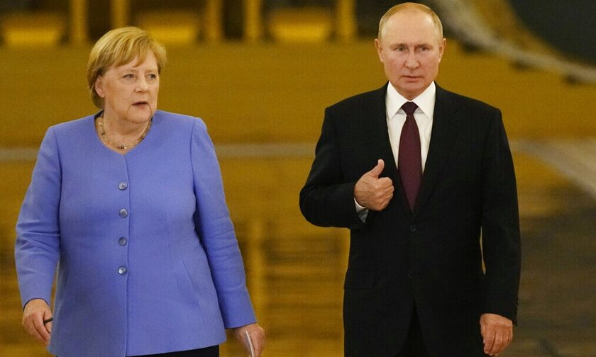 H Γερμανίδα πρώην καγκελάριος Άνγκελα Μέρκελ με τον Βλαντιμίρ Πούτιν