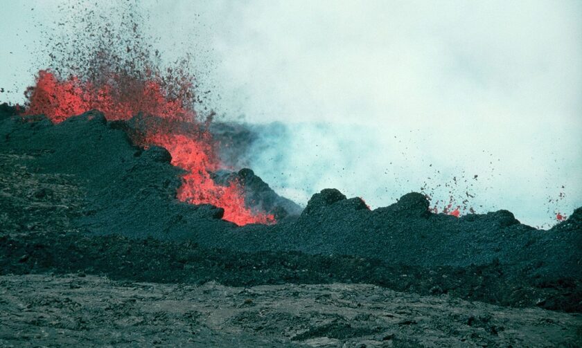 Το ηφαίστειο Μάουνα Λόα στη Χαβάη βρυχάται