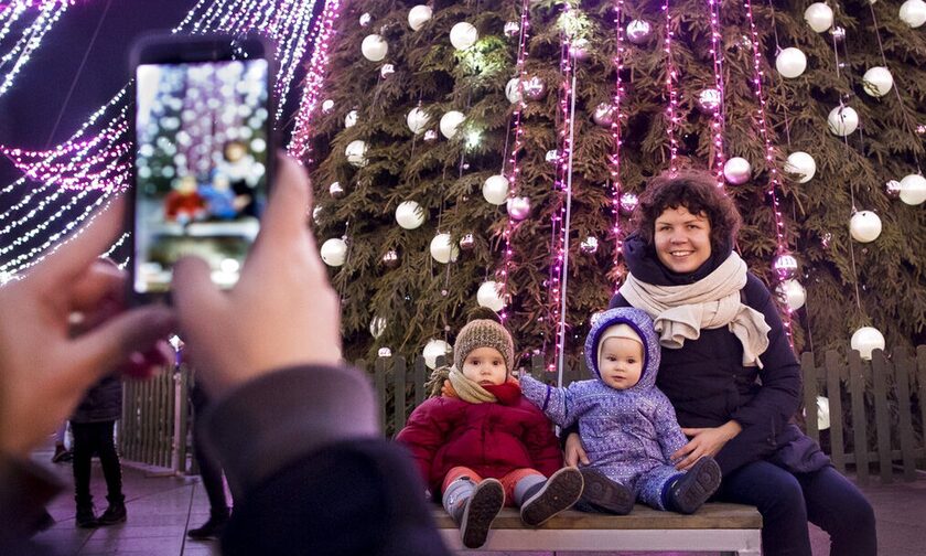 Πολίτες στη Βουδαπέστη έκαναν ποδήλατο για να ανάψουν τα φώτα χριστουγεννιάτικου δέντρου