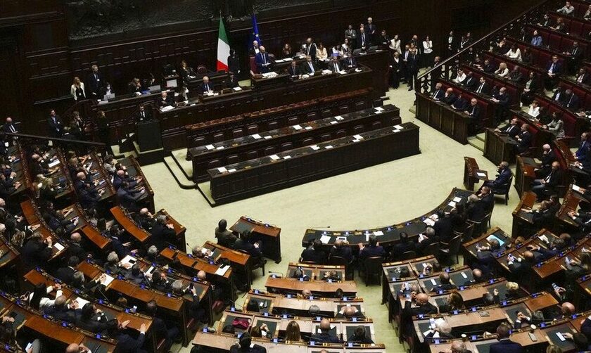 Ιταλία: Βουλευτές ενέκριναν 5.500 ευρώ για την αγορά υπολογιστών