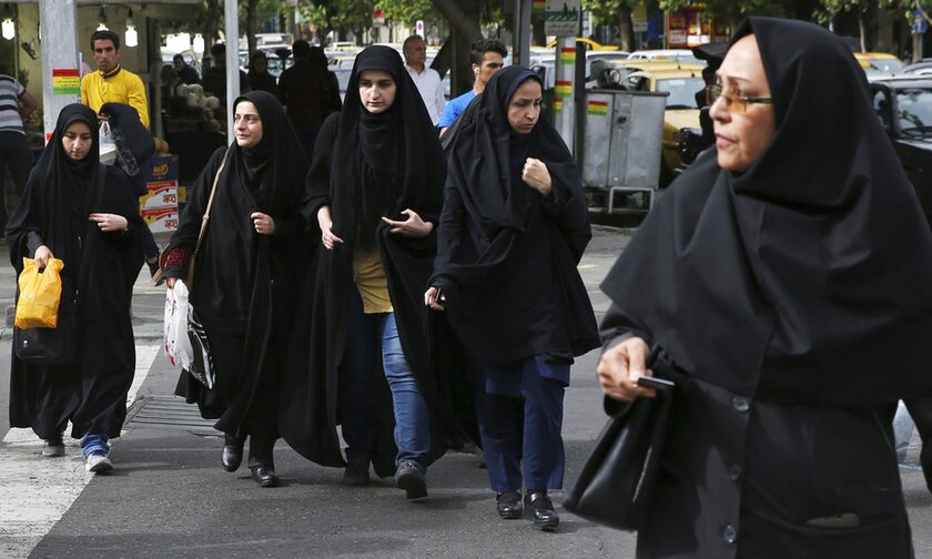 Προς αναθεώρηση ο νόμος για τις μαντήλες στο Ιράν