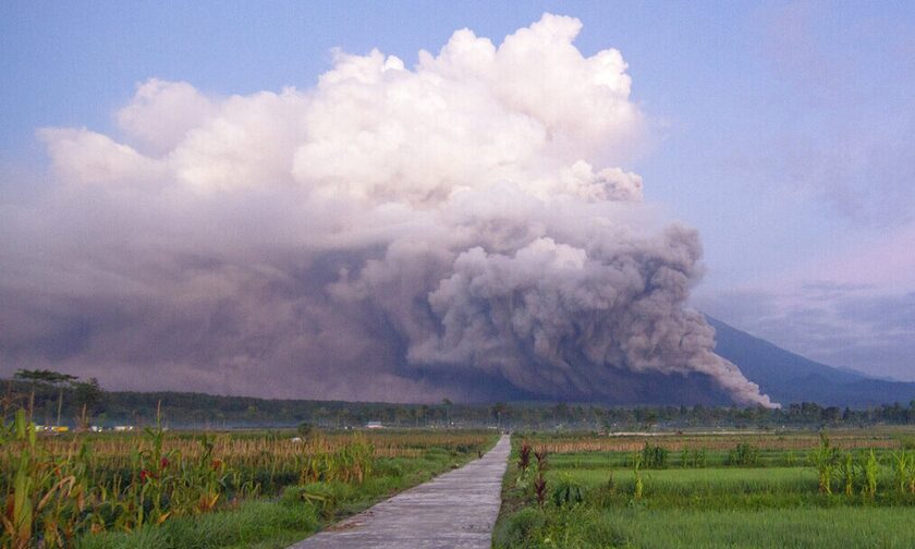 To ηφαίστειο Σεμέρου στην Ινδονησία