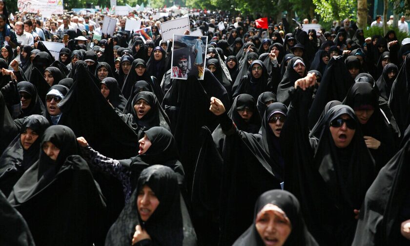Η επανάσταση της μαντήλας συγκλονίζει το Ιράν
