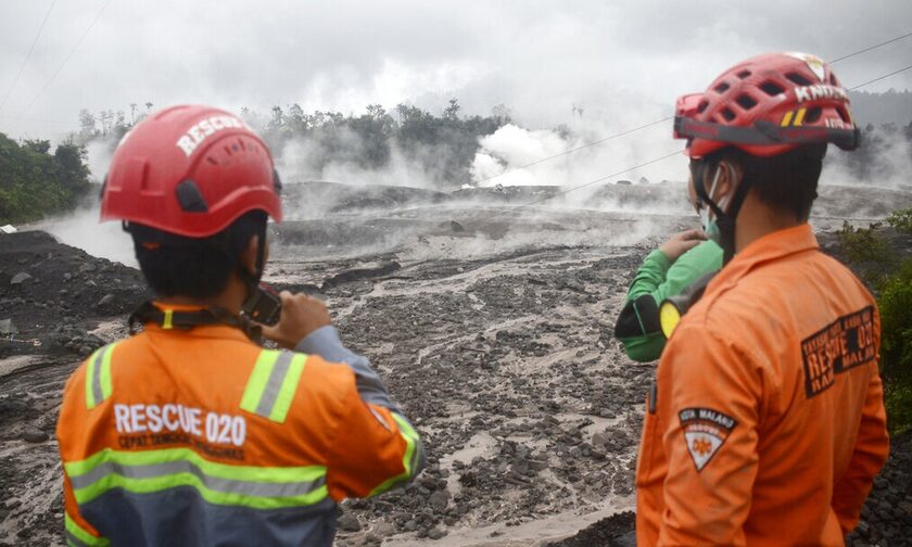 Ινδονησία: Οι αρχές απομάκρυναν σχεδόν 2.000 κατοίκους λόγω της έκρηξης ηφαιστείου στη νήσο Ιάβα	