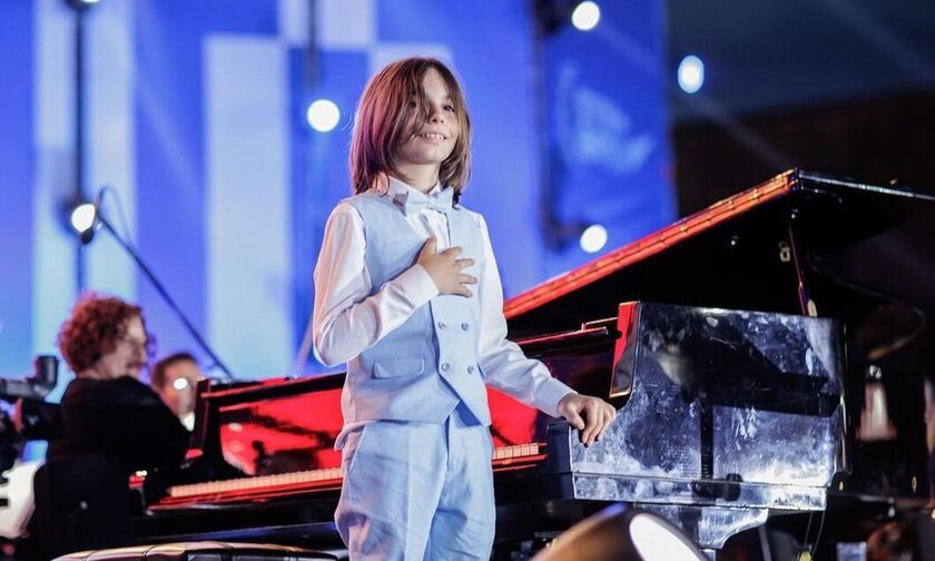 Ένας 10χρονος παίζει πιάνο για τον «Maestro» Χριστόφορο Παπακαλιάτη