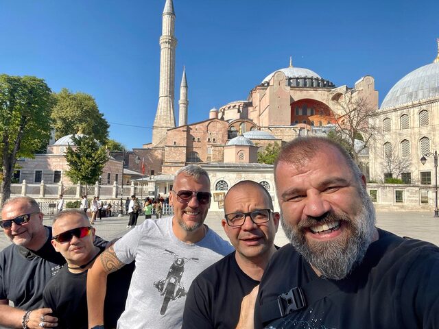 Ο Γιάννης Νύκταρης και οι συνταξιδιώτες του στην Κωνσταντινούπολη