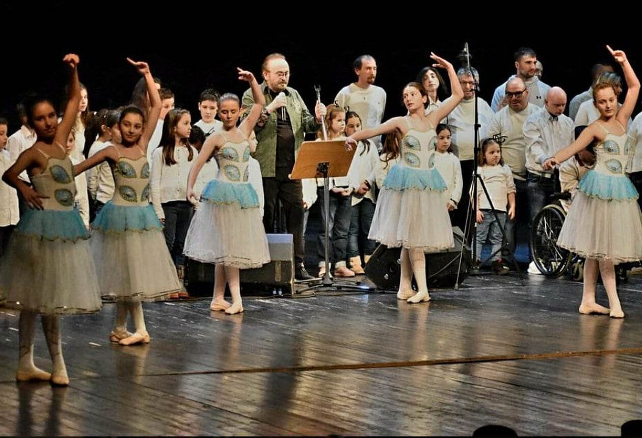 Σταμάτης Γονίδης: Τραγούδησε για τα παιδιά Ειδικών Δεξιοτήτων