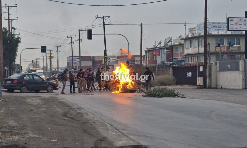 Θεσσαλονίκη: Ρομά στήνουν οδοφράγματα, βάζουν φωτιές έξω από οικισμό