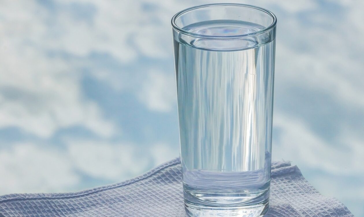 Μελέτη: Πόσο νερό πρέπει να πίνουμε - Περιττά τα 8 ποτήρια την ημέρα