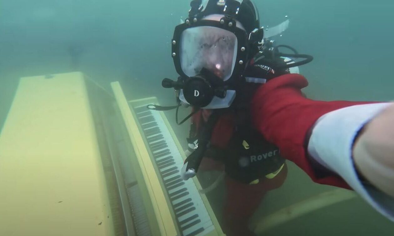 Αγγλία: YouTuber παίζει πιάνο στον βυθό της θάλασσας