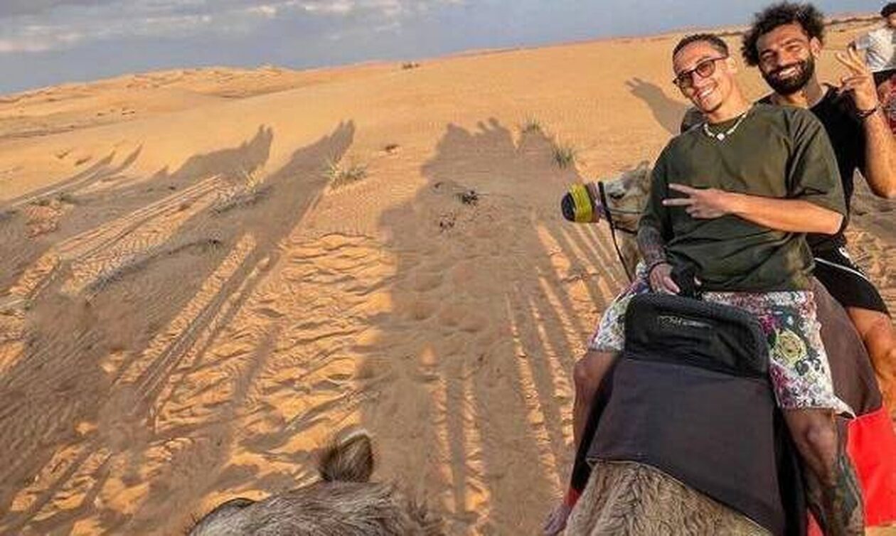 Κώστας Τσιμίκας: Βόλτα με καμήλα πριν την επιστροφή με τη Λίβερπουλ