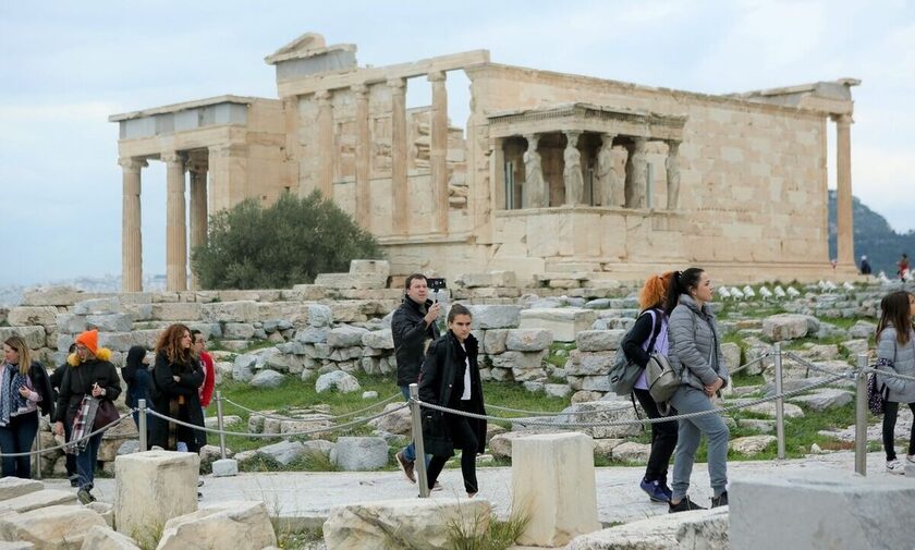 EY: Δυναμική ανάκαμψη για τον ελληνικό τουρισμό το 2022