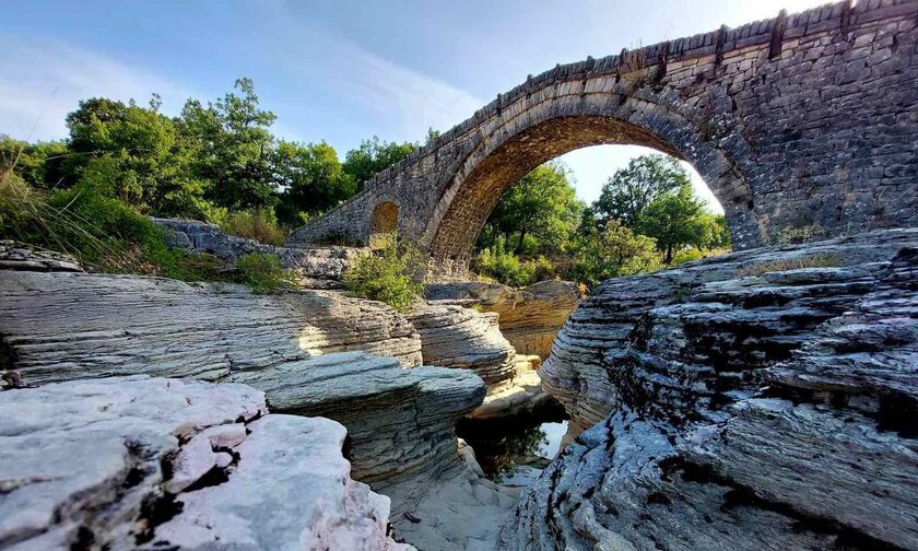 Αυτό είναι το ομορφότερο πέτρινο τοξωτό γεφύρι της Ελλάδας στην Ήπειρο