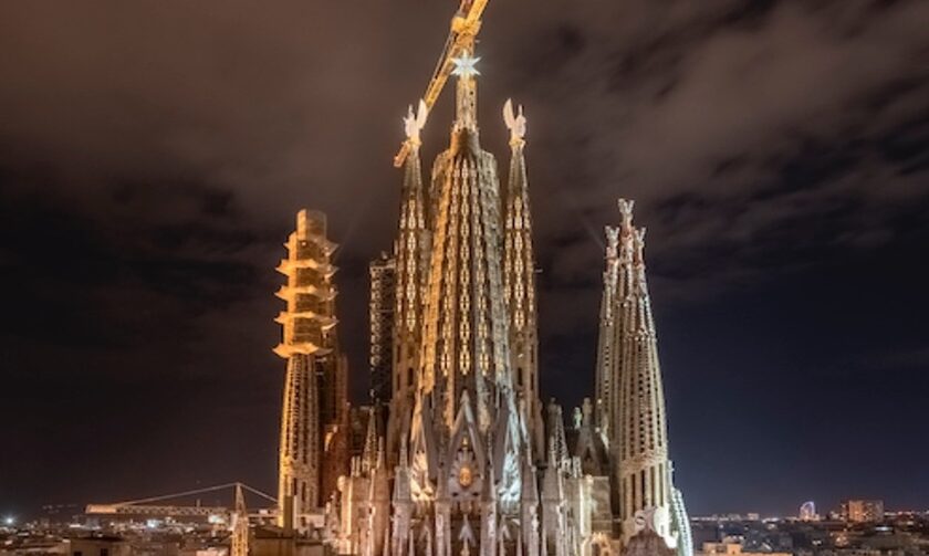 Ισπανία: Φωταγωγήθηκαν οι νέοι πύργοι της Σαγράδα Φαμίλια