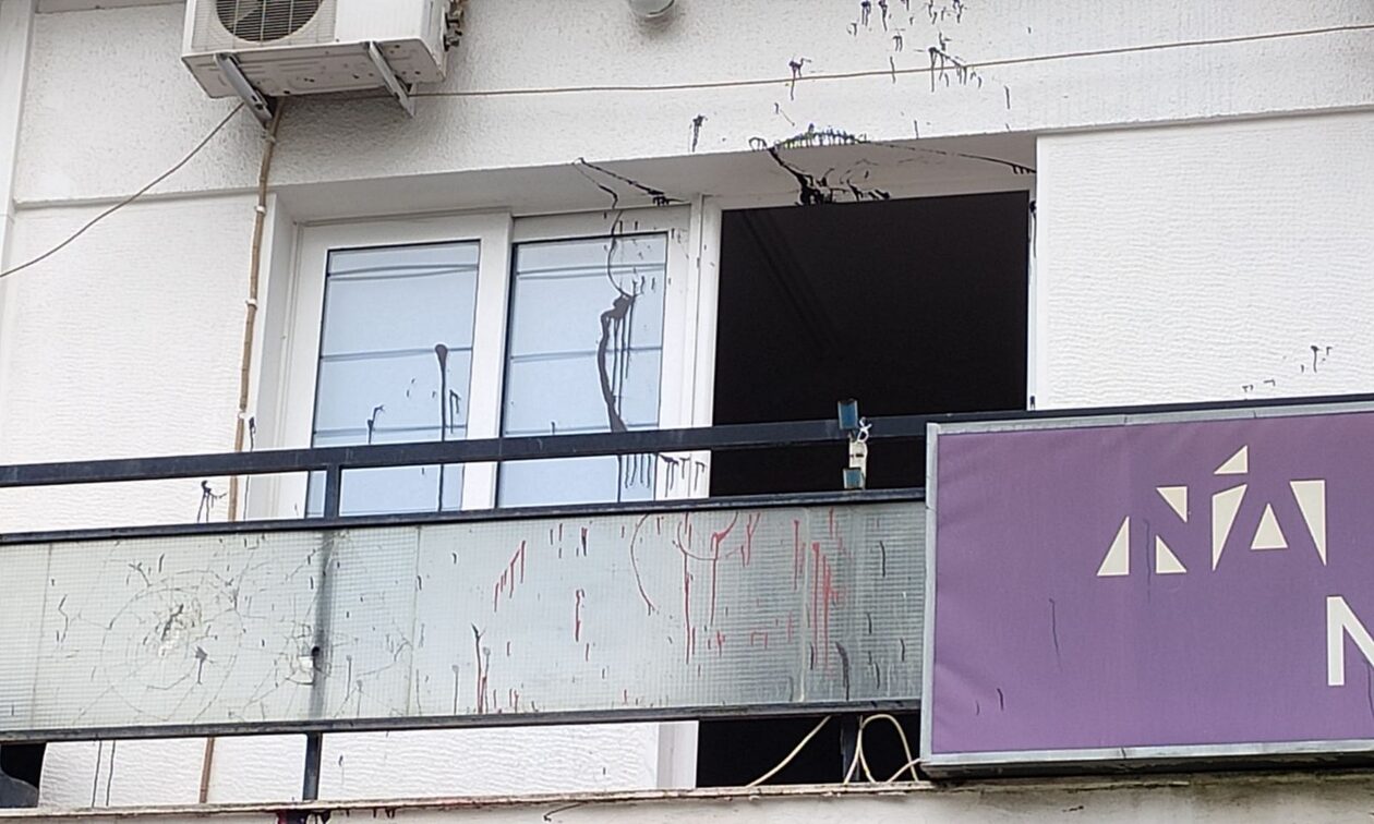 Λάρισα: Επίθεση με μπογιές στα γραφεία της Νέας Δημοκρατίας