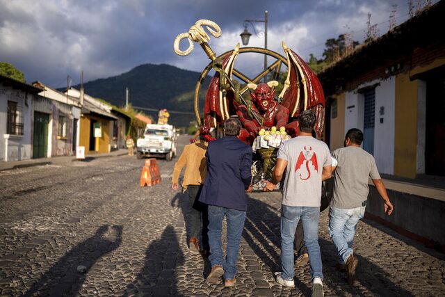 Στη Γουατεμάλα γιορτάζουν τα Χριστούγεννα, διώχνοντας συμβολικά το πνεύμα του κακού