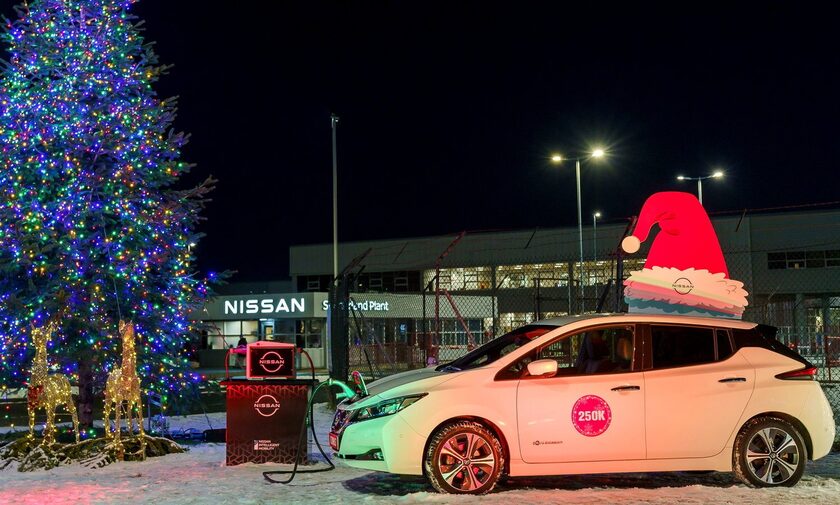 Nissan: Το Leaf δίνει ρεύμα σε χριστουγεννιάτικα λαμπιόνια