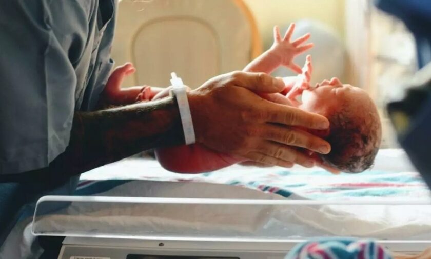 28χρονη στην Κρήτη γέννησε μέσα στο ασθενοφόρο!