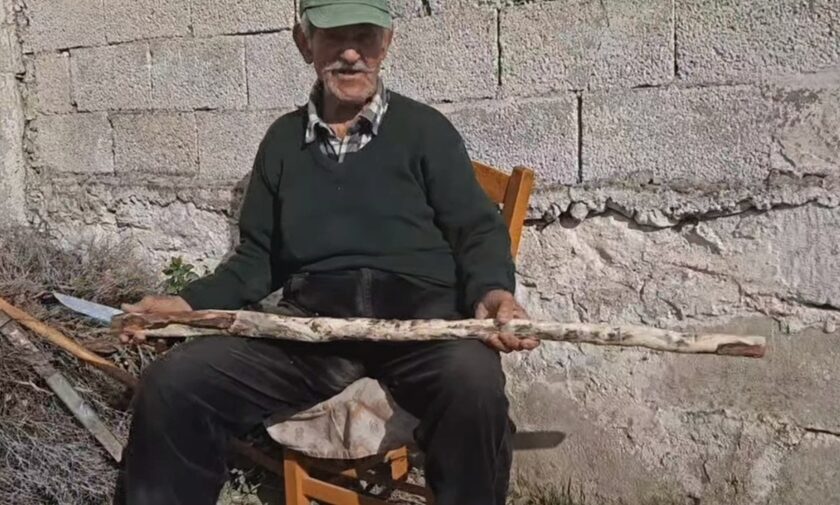 Κρητικός 90 ετών φτιάχνει στυλιάρι για να… διώξει τους Καλικαντζάρους!