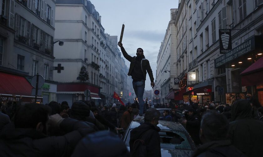 Κούρδοι διαμαρτύρονται για το ρατσιστικό έγκλημα στο Παρίσι