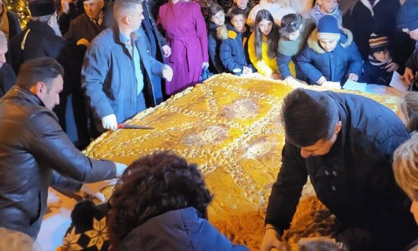 Χριστούγεννα:Το μέλωμα του Χριστού στην Αρναία με χριστόψωμο 400 κιλών