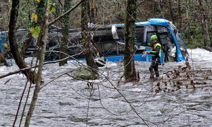 Ισπανία: Έξι νεκροί από την πτώση λεωφορείου σε ποτάμι της Γαλικία