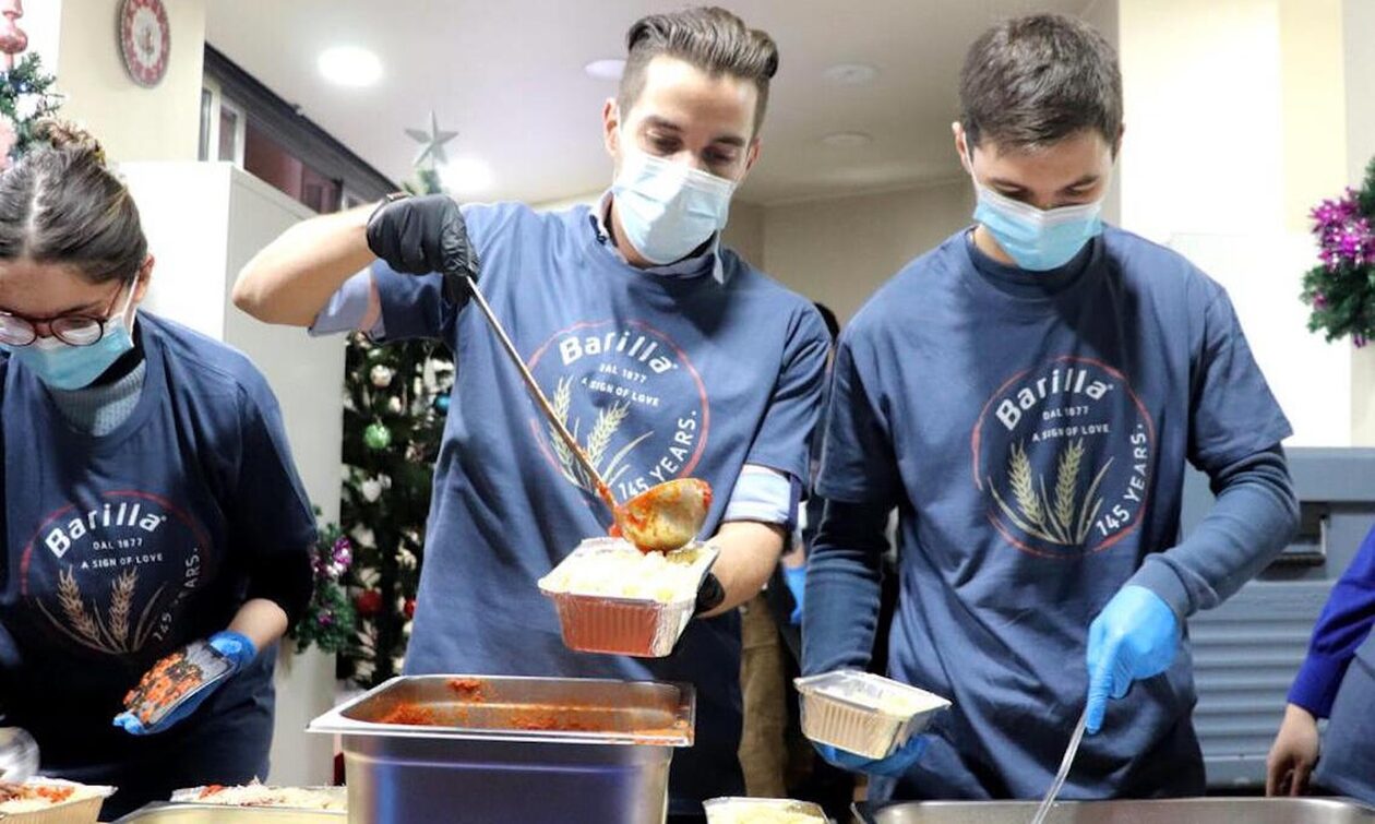 Δήμος Αθηναίων: 2.400 «γεύματα αγάπης» σε άστεγους και φιλοξενούμενους