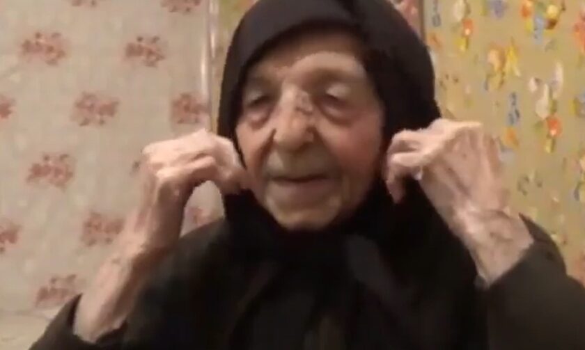 Κρητικιά 109 ετών λέει τα κάλαντα και εύχεται χρόνια πολλά