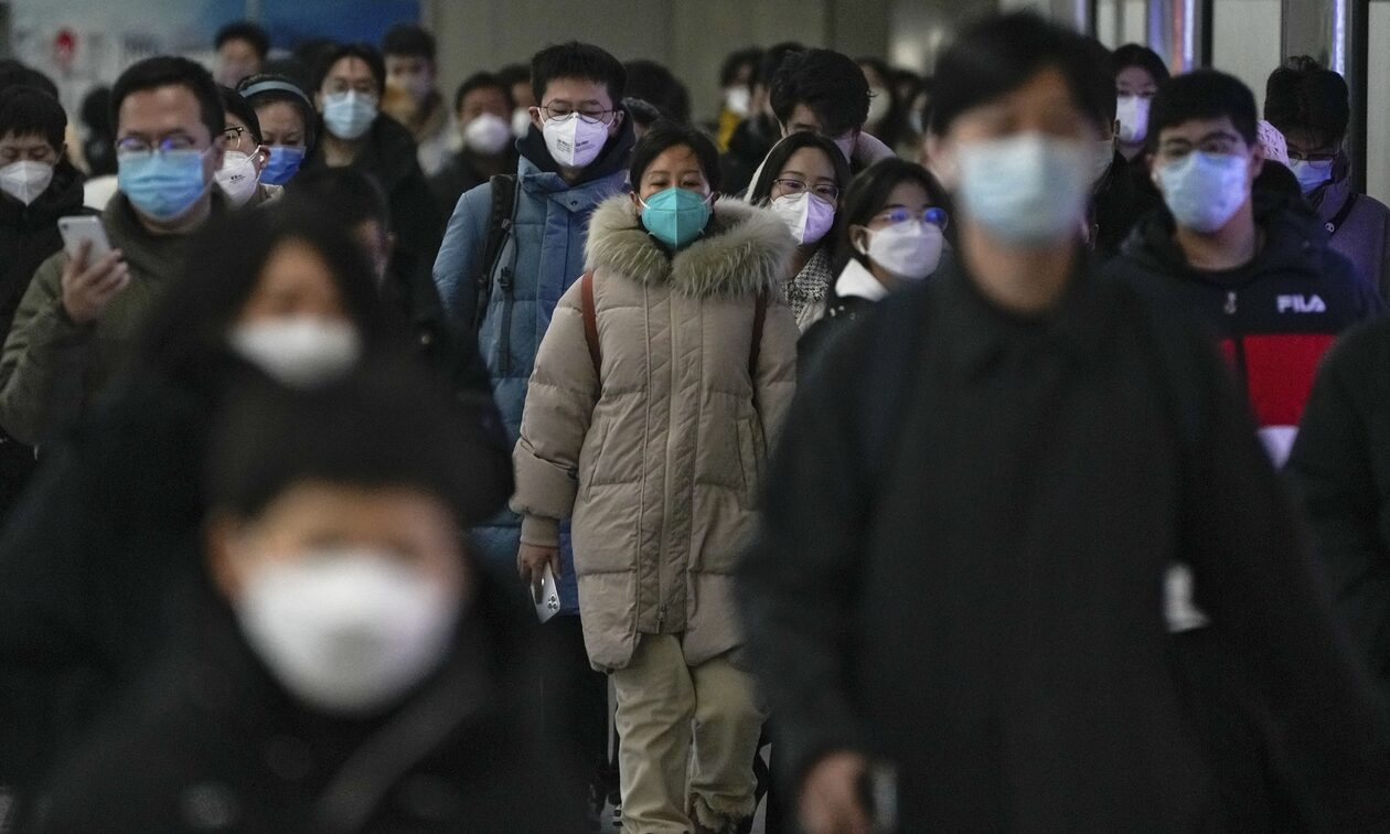 Η Κίνα υποβάθμισε τον Covid-19 από «πνευμονία» σε μεταδοτική ασθένεια