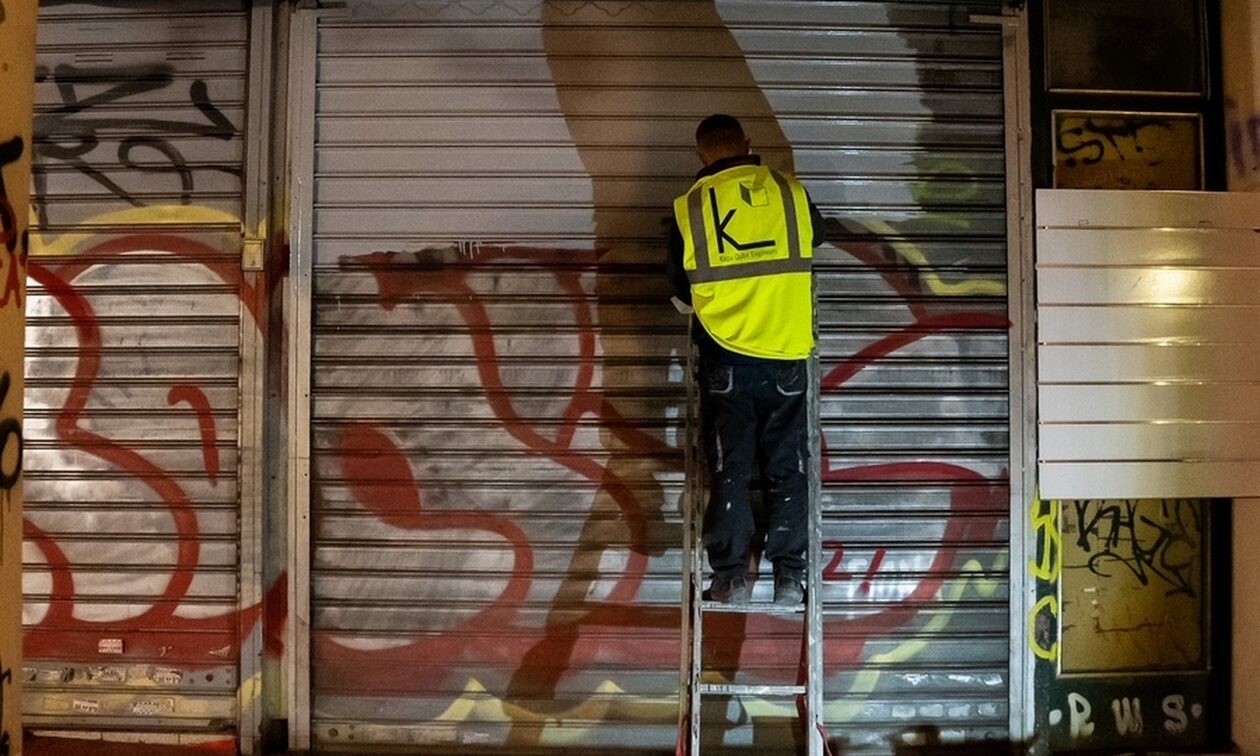 Αθήνα: «Μαμούθ» επιχείρηση αντι-γκράφιτι στο κέντρο από τον Δήμο