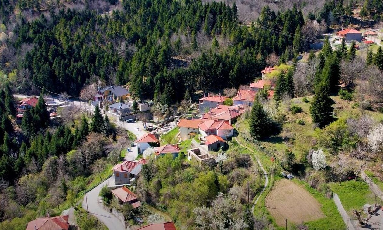 Άνω Χώρα: Το μαγικό το χωριό της Ορεινής Ναυπακτίας με το πυκνό δάσος