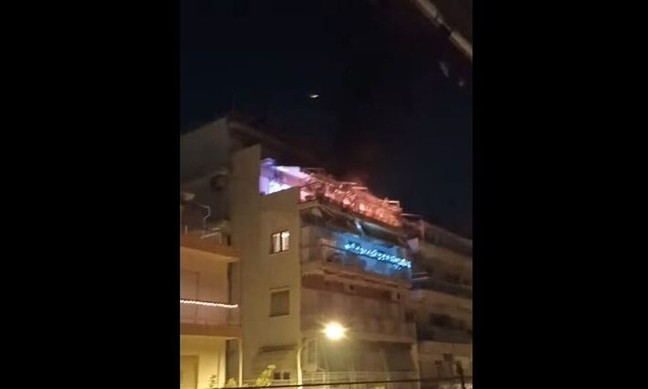 Πυροτεχνήματα στο μπαλκόνι λαμπάδιασαν την τέντα τους