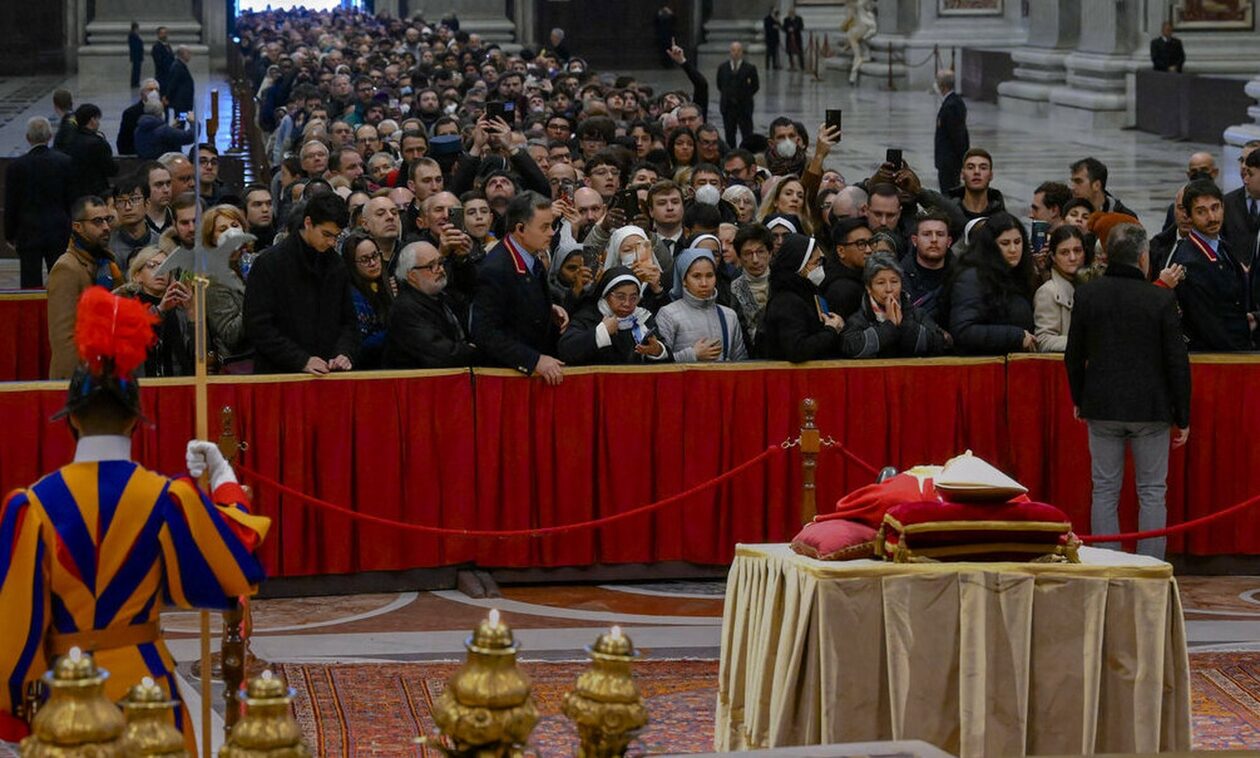 Φόρος τιμής στον επίτιμο πάπα Βενέδικτο - 40.000 πιστοί στο Βατικανό