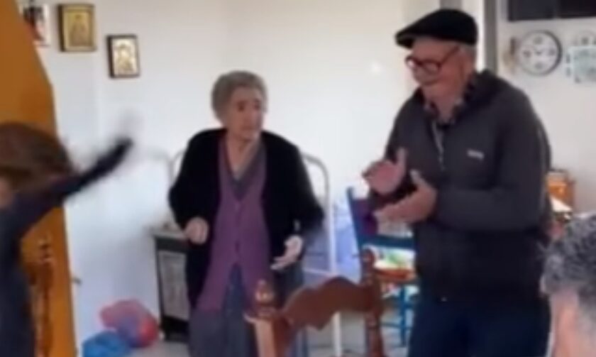 Γιαγιά και παππούς καμαρώνουν τον Δημητράκη που χορεύει Κρητικά