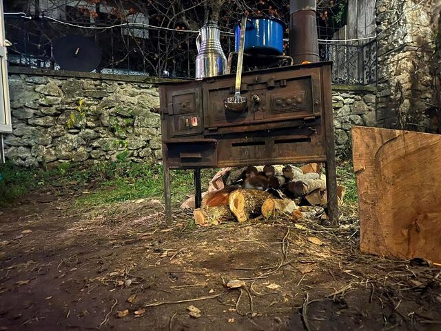 Η παραδοσιακή ξυλόσομπα όπου μαγειρεύονται οι τοπικές νοστιμιές