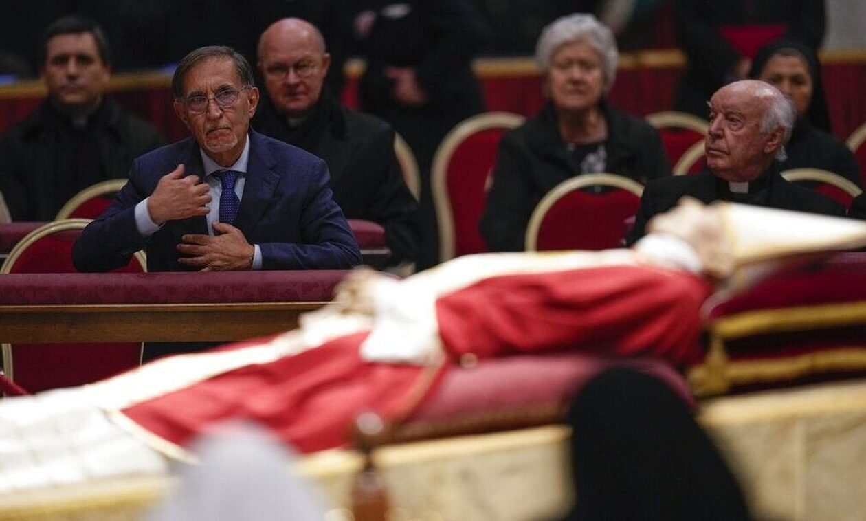 Κηδεία Πάπα Βενέδικτου: Πρώτη φορά που Πάπας θα ταφεί από διάδοχό του