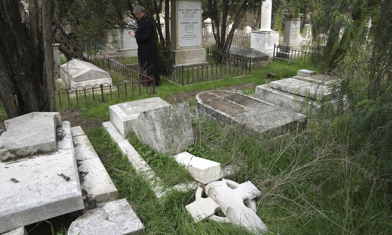 Δεκάδες τάφοι βεβηλώθηκαν σε προτεσταντικό κοιμητήριο στην Ιερουσαλήμ