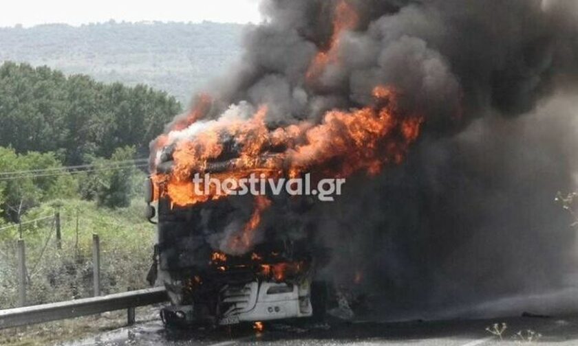 Θεσσαλονίκη: Φορτηγό με ζωοτροφές τυλίχθηκε στις φλόγες