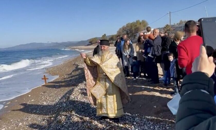 Θεοφάνεια: Ιερέας έριξε τον σταυρό με καλάμι ψαρέματος