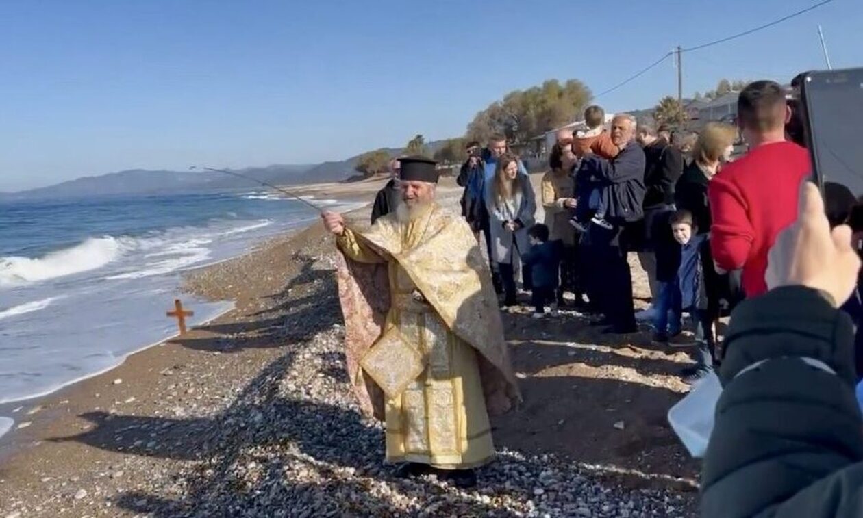 Θεοφάνεια: Ιερέας έριξε τον σταυρό με καλάμι ψαρέματος