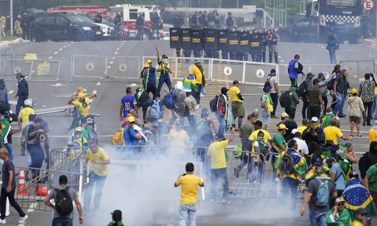 Βραζιλία: Σκηνές εμφυλίου - Στέλνονται ενισχύσεις στην Μπραζίλια