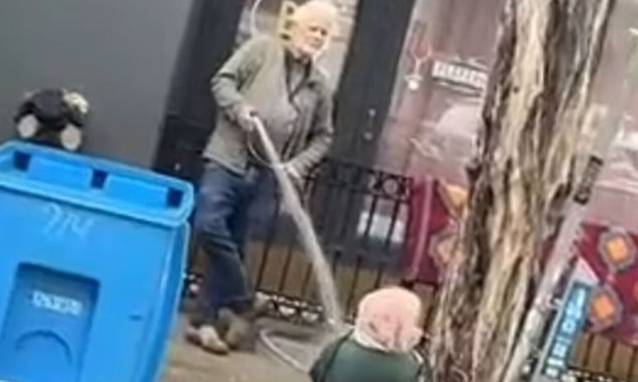 HΠΑ: Ιδιοκτήτης γκαλερί ψεκάζει άστεγη με λάστιχο - Το viral βίντεο