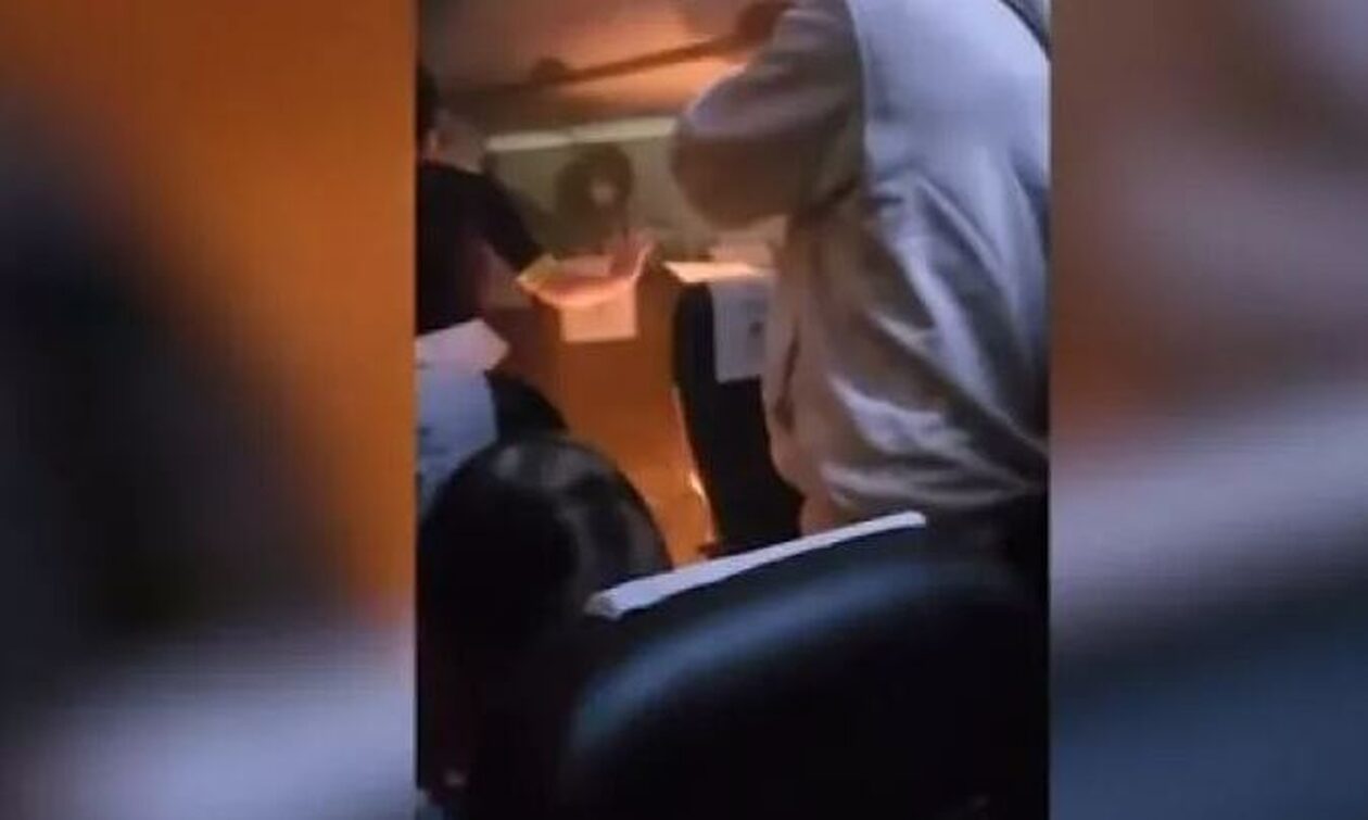 Τρόμος μέσα σε αεροπλάνο: Μπαταρία κινητού έπιασε φωτιά - Πανικός επικράτησε στους επιβάτες