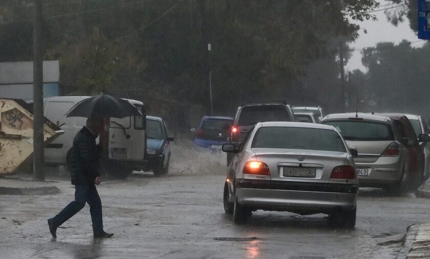 Καιρός: Πού θα εκδηλωθούν καταιγίδες - Δευτέρα με βροχές στη Δυτική Ελλάδα