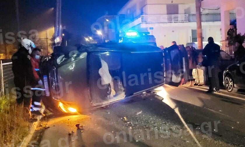 Λάρισα: Τρελή πορεία αυτοκινήτου - Έπεσε πάνω σε δύο οχήματα πριν ανατραπεί