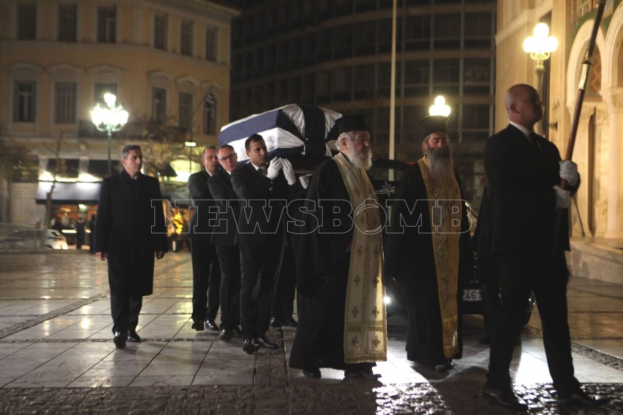 Κηδεία Κωνσταντίνου: Στο παρεκκλήσι της Μητρόπολης η σορός του τέως βασιλιά