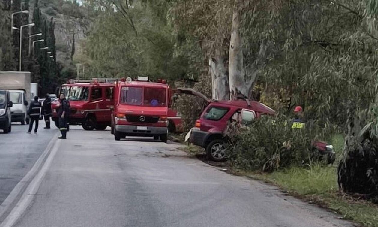 Τροχαίο στην Καισαριανή: Αυτοκίνητο έπεσε σε δέντρο - Απεγκλωβίστηκε μια γυναίκα