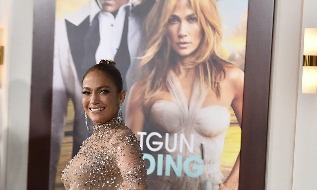 Jennifer Lopez: Με διάφανο φόρεμα στην πρεμιέρα της νέας της ταινίας «Shotgun Wedding»
