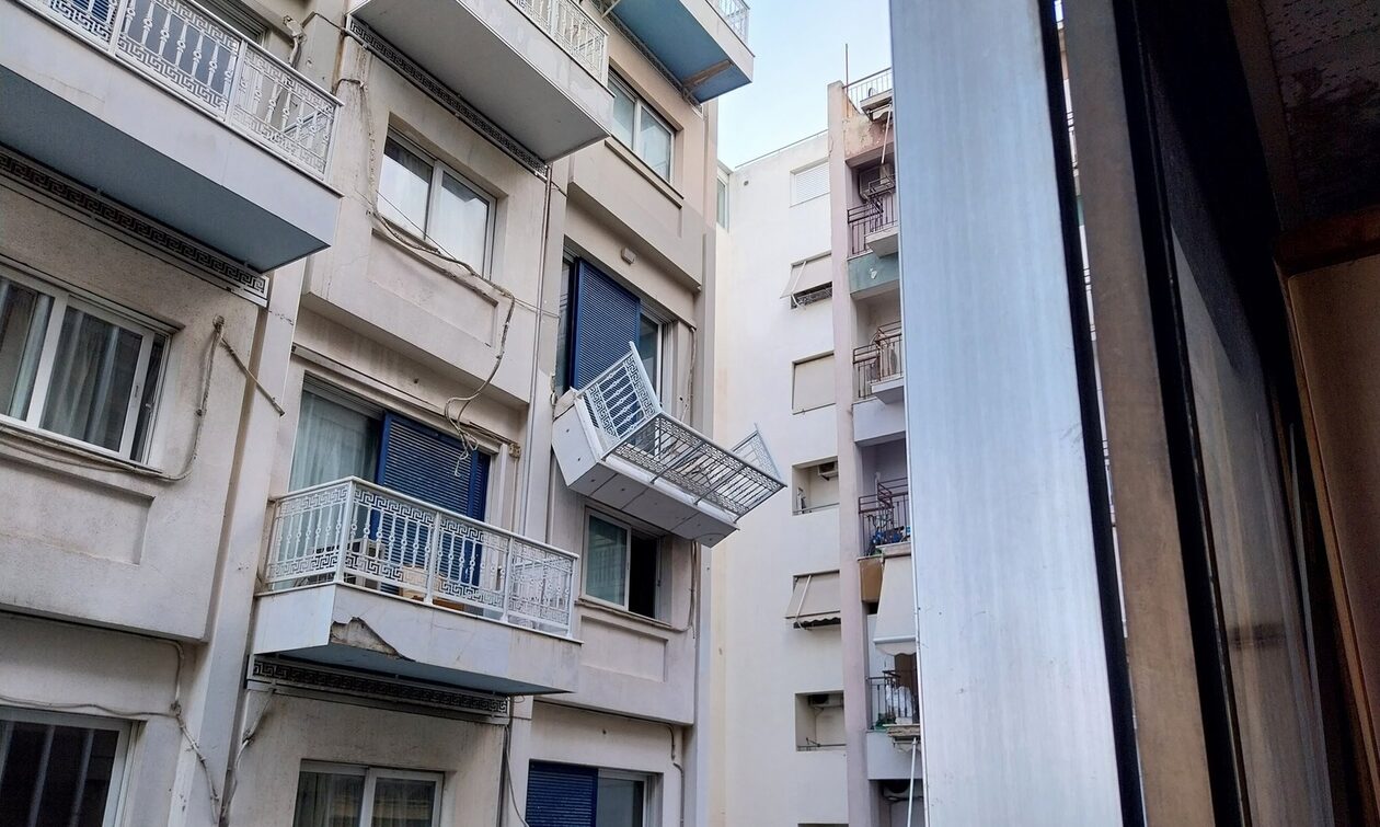 Καλλιθέα: Μπαλκόνι ξενοδοχείου κρέμεται στον αέρα