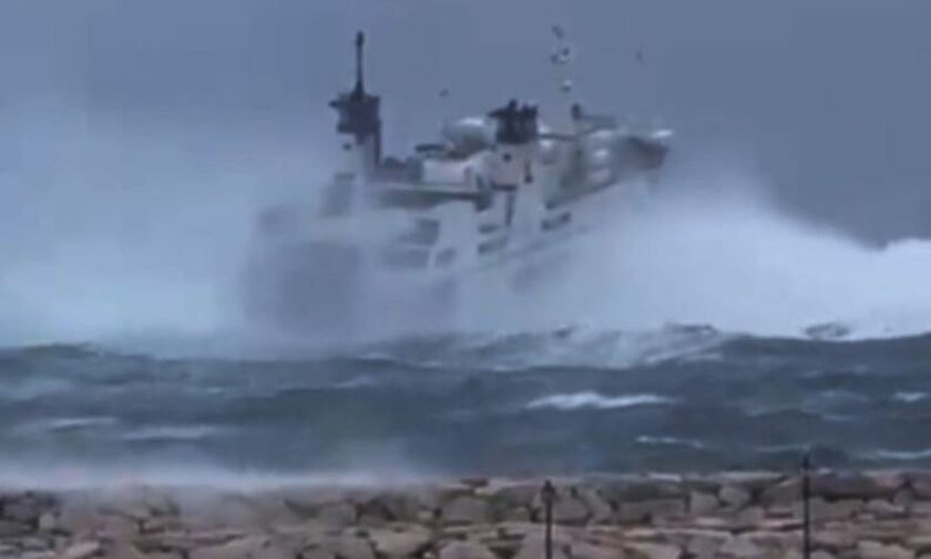 Ιταλία: Πλοίο «πάλεψε» με κύματα οκτώ μέτρων λόγω κακοκαιρίας
